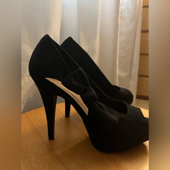 Black Velvet High Heel. Size 9. - Picture 3 of 6